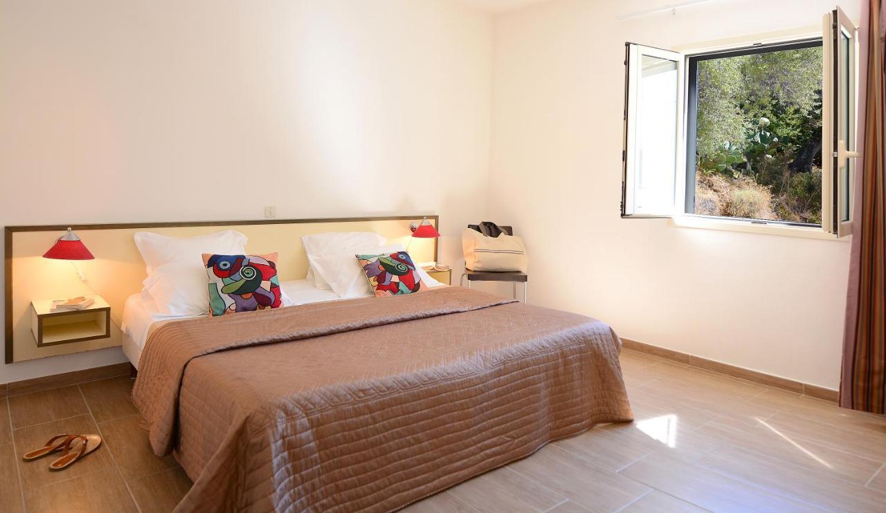 Hotel Les Eucalyptus ポルト・ポロ エクステリア 写真