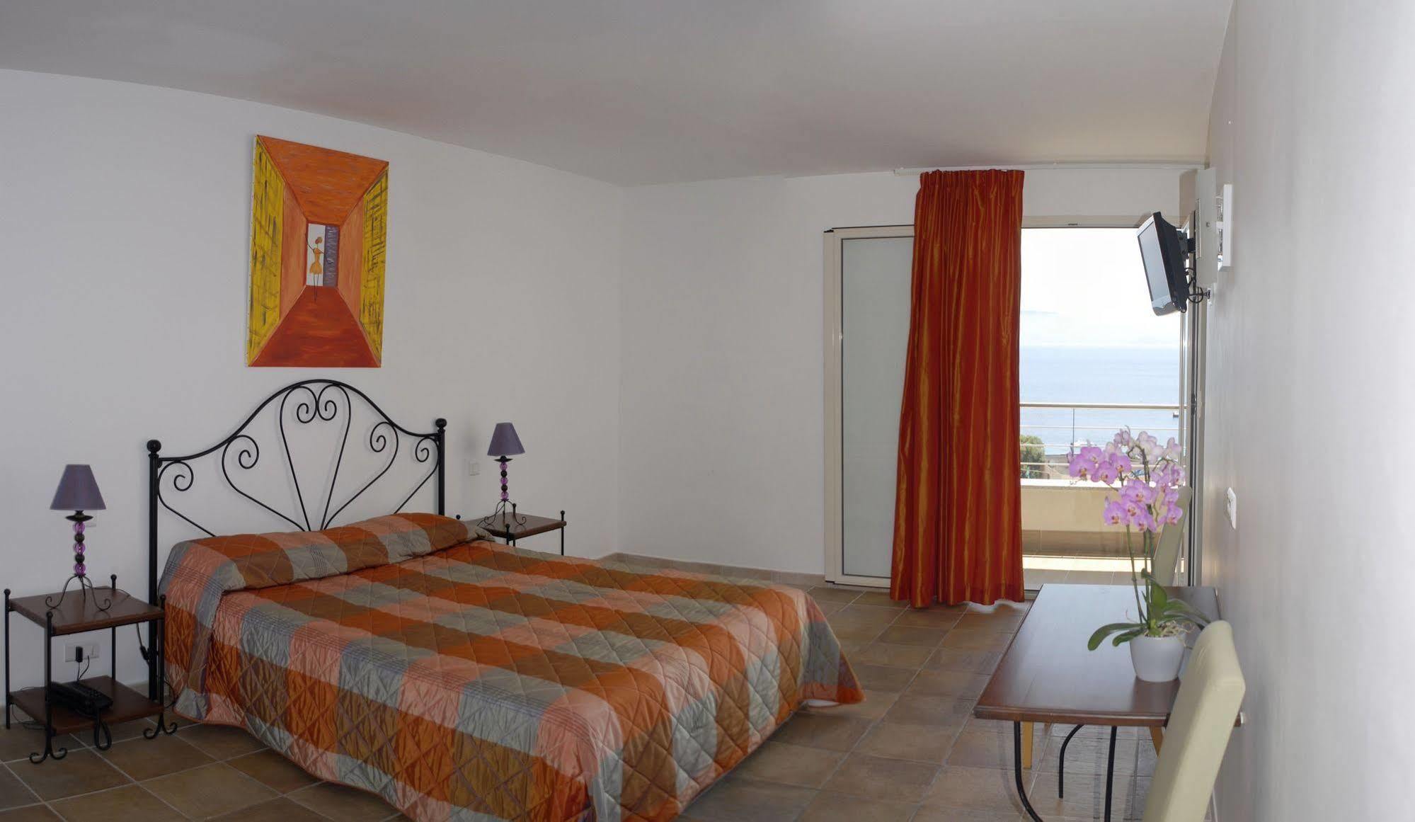Hotel Les Eucalyptus ポルト・ポロ エクステリア 写真