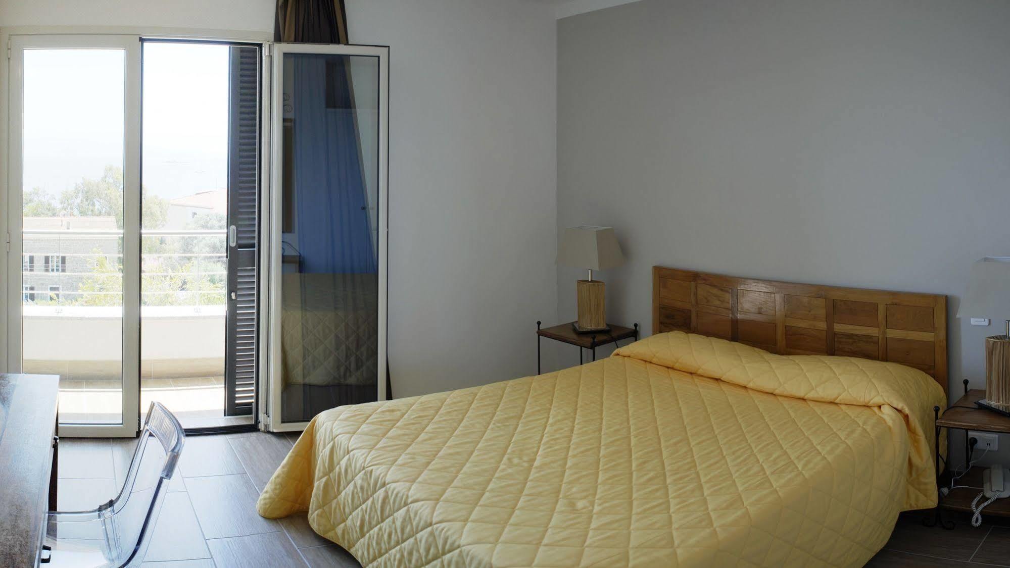 Hotel Les Eucalyptus ポルト・ポロ エクステリア 写真